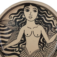 Cargar imagen en el visor de la galería, Plato decorado con mujeres y sirenas hecho Tzintzuntzan, barro rojo con engobe blanco
