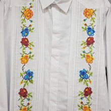 Cargar imagen en el visor de la galería, Guayabera yucateca de lino, diseño primavera con bordados artesanales
