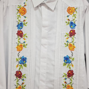 Guayabera yucateca de lino, diseño primavera con bordados artesanales