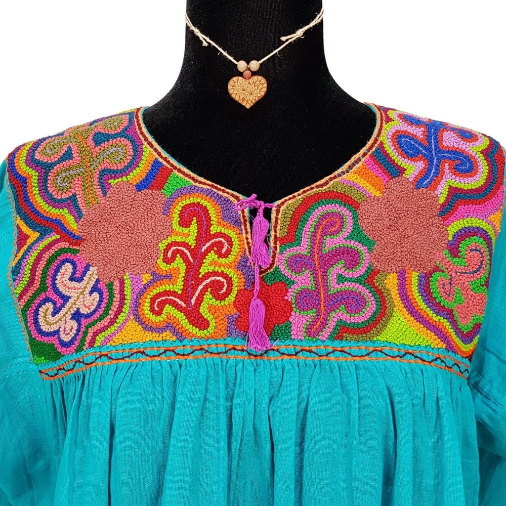 Blusa Aguacatenango con bordado de nudito, hecha en Chiapas