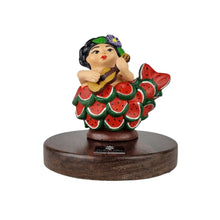 Cargar imagen en el visor de la galería, Reconocimiento con artesanía mexicana. Sirena con escamas de sandía en trofeo con base de madera y placa metálica personalizada
