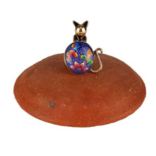 Cargar imagen en el visor de la galería, Anillo ajustable de piedra y tumbaga con forma de animalito decorado con laca perfilada
