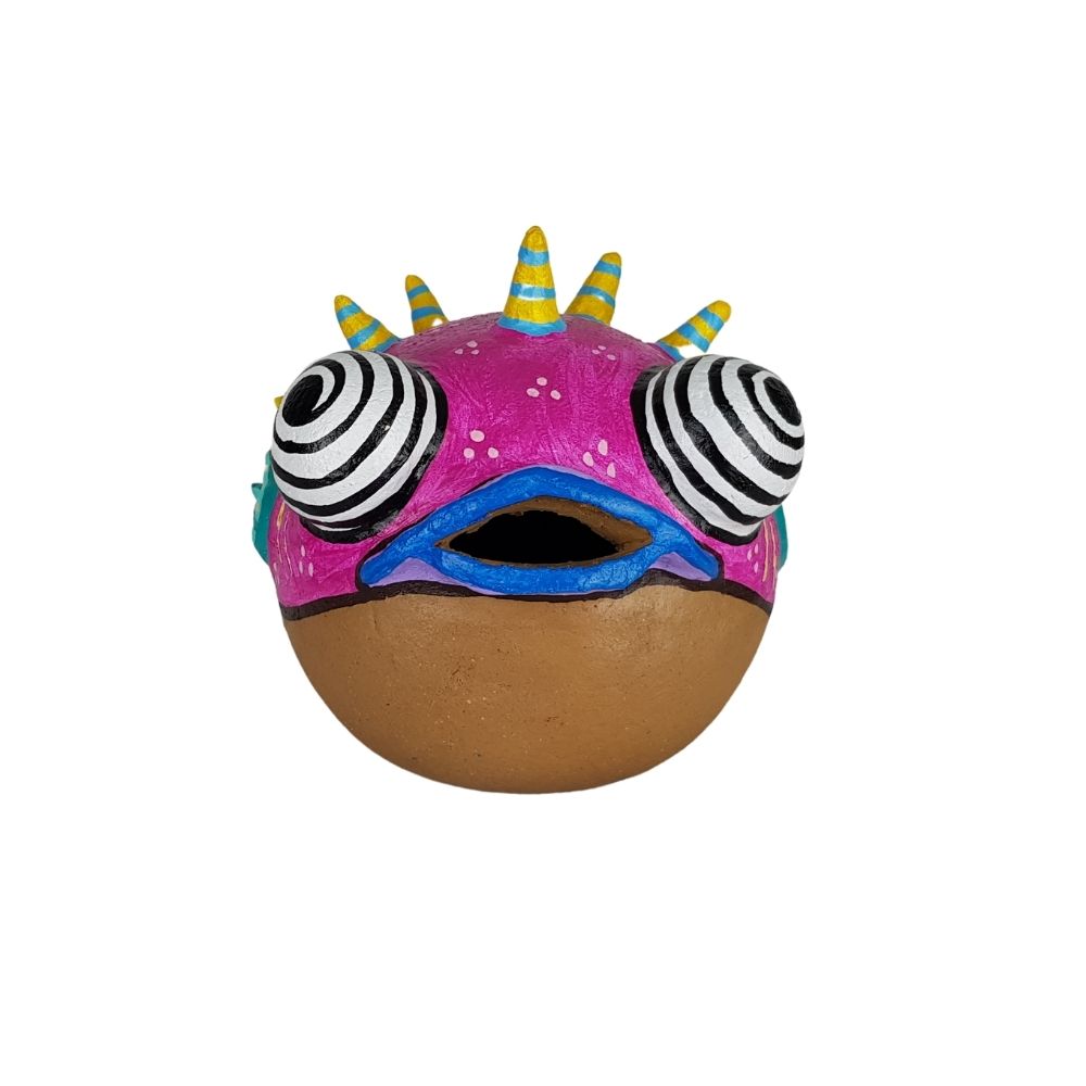 Alcancía de pez globo, elaborado en barro policromado frío