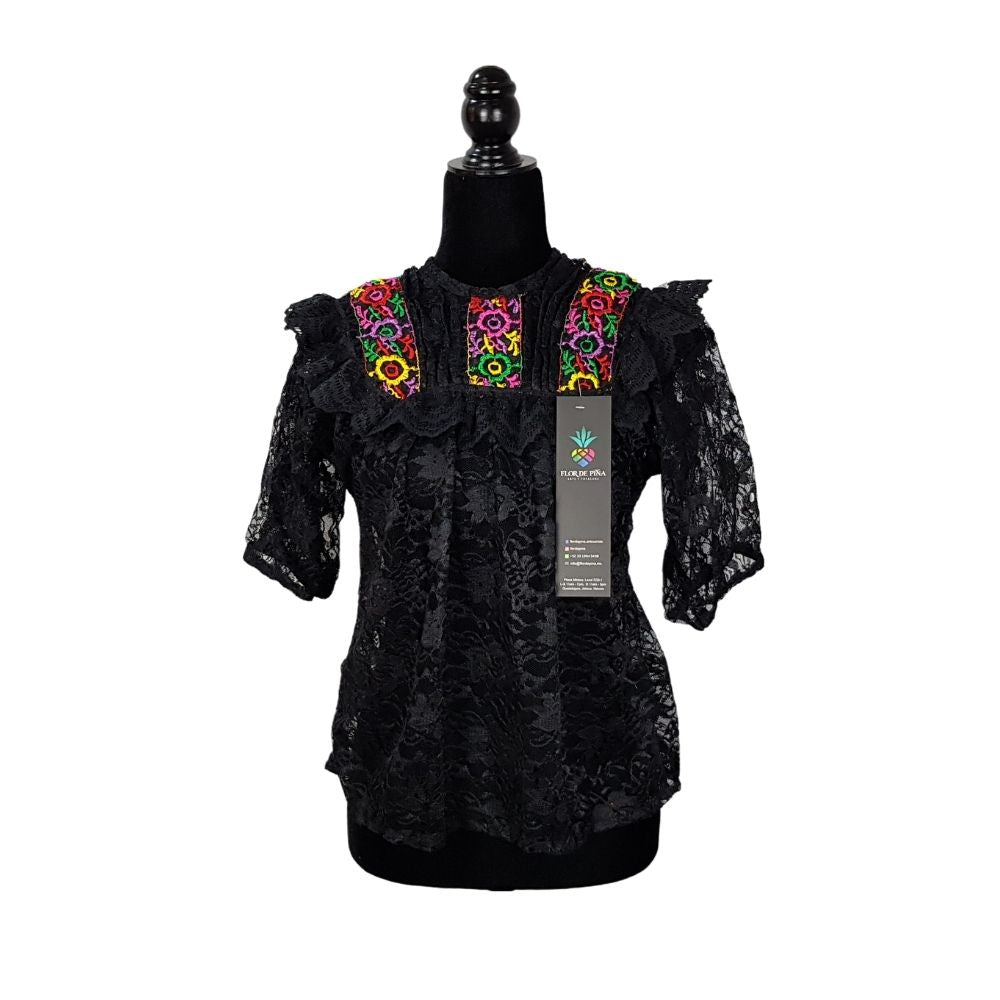 Blusa Quialana chica y mediana de encaje con bordado en cuello