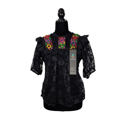 Blusa Quialana chica y mediana de encaje con bordado en cuello