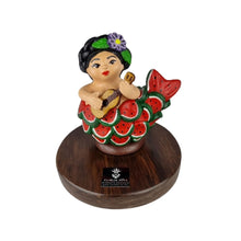 Cargar imagen en el visor de la galería, Reconocimiento con artesanía mexicana. Sirena con escamas de sandía en trofeo con base de madera y placa metálica personalizada
