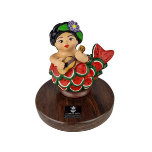Reconocimiento con artesanía mexicana. Sirena con escamas de sandía en trofeo con base de madera y placa metálica personalizada