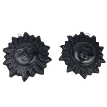 Cargar imagen en el visor de la galería, Sol de barro negro de pared con acabado mate

