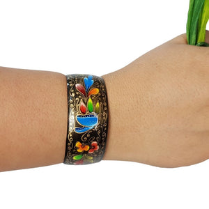 Brazalete ancho de cobre decorado con mariposas y flores