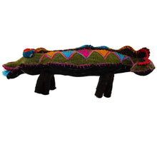 Cargar imagen en el visor de la galería, Animalito de lana, peluche cocodrilo artesanal bordado a mano

