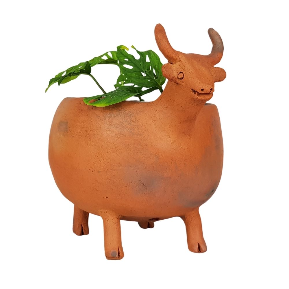 Maceta con forma de toro de alfarería prehispánica