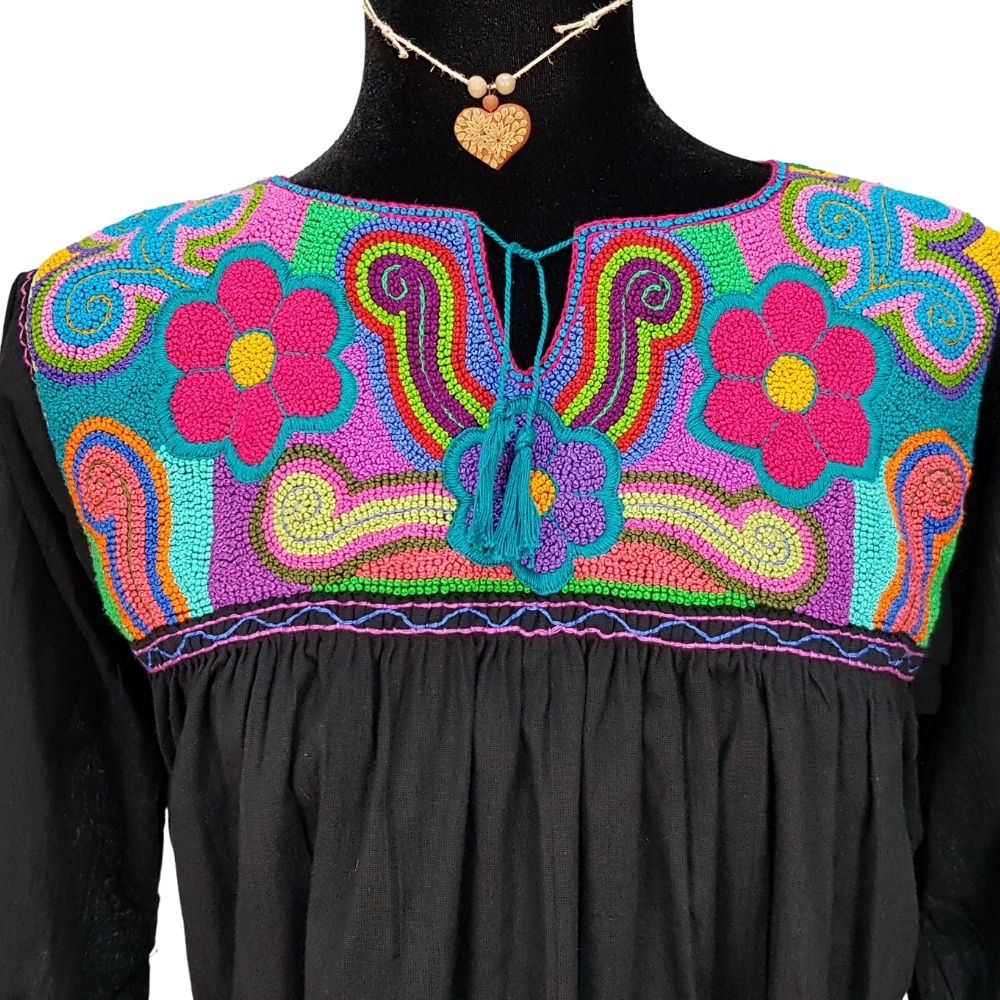 Blusa Aguacatenango con bordado de nudito, hecha en Chiapas