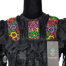 Cargar imagen en el visor de la galería, Blusa Quialana chica y mediana de encaje con bordado en cuello

