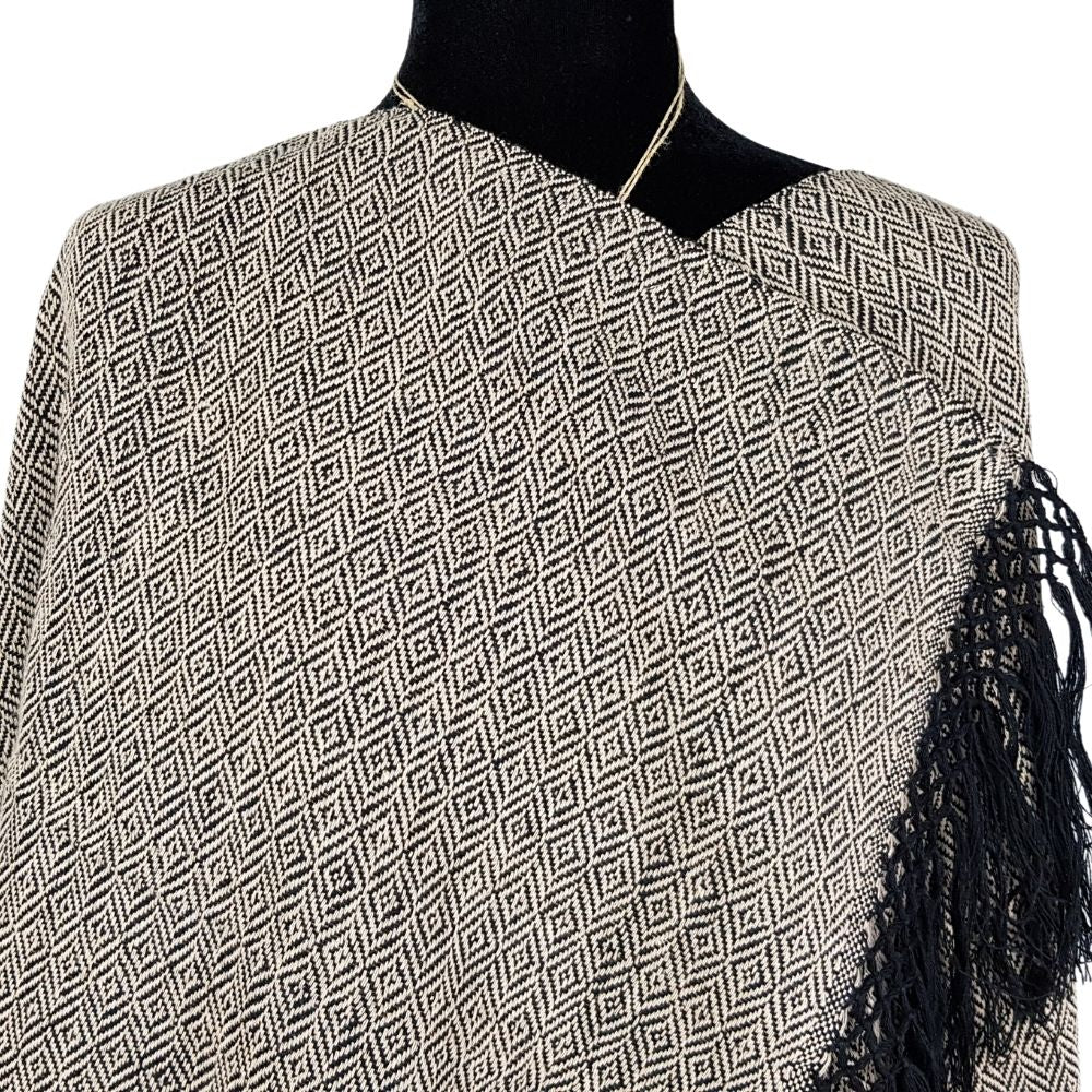 Rebozo mexicano de rombos elaborado con hilo de algodón