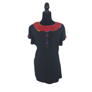 Blusa bordada Tzotzil Maya tradicional de Santa Martha Chiapas color negro con detalles de colores en cuello y mangas