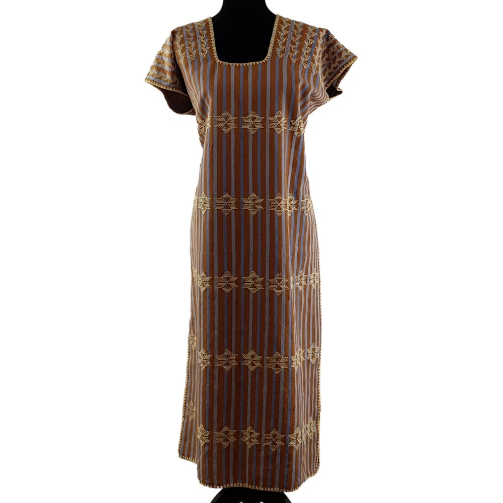 Huipil Ricarda, textil mixteco de telar decorado con brocados, teñido con tintes naturales