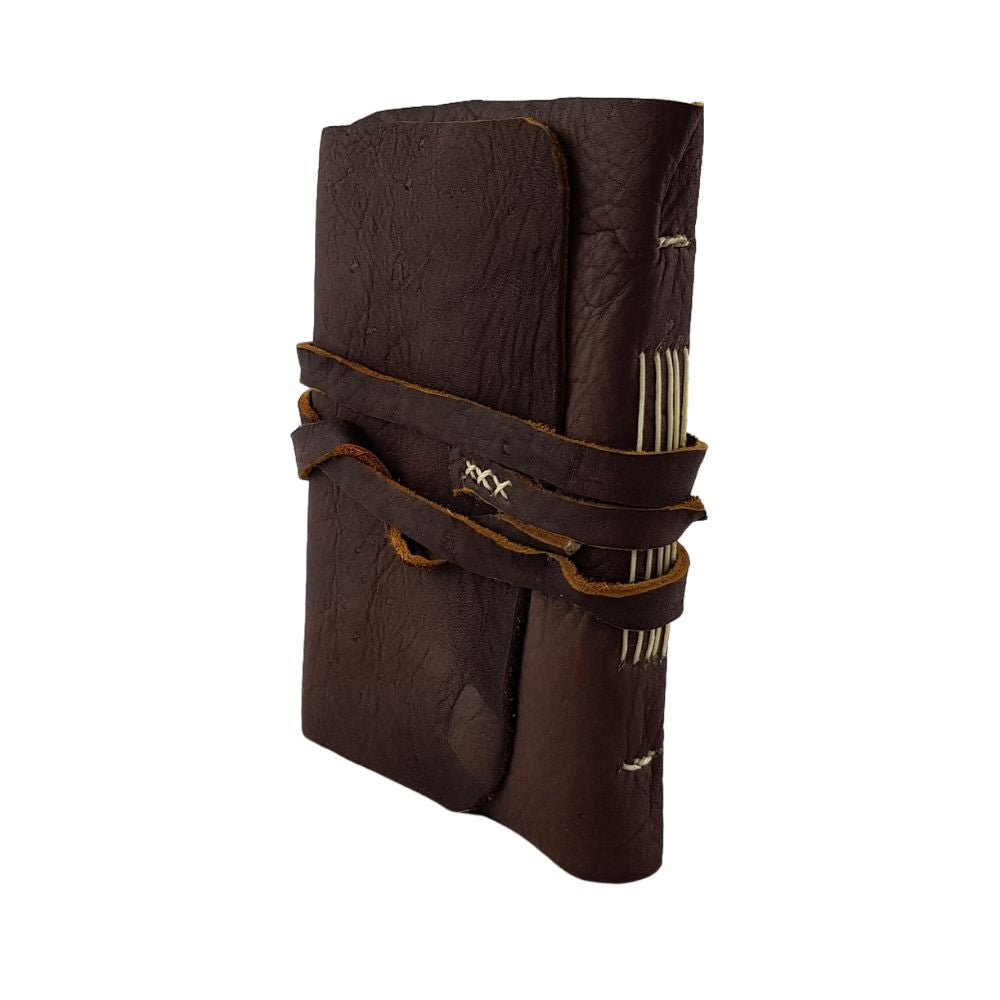 Libreta con hojas de papel reciclado y forro de piel costurada a mano