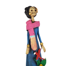 Cargar imagen en el visor de la galería, Catrina con bufanda, figura decorativa de barro elaborada en Capula
