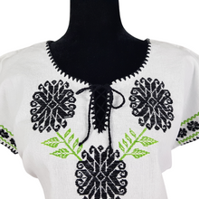 Cargar imagen en el visor de la galería, Blusa grande de corte recto con bordados de hilván tradicionales de Puebla, en color blanco con detalles en pecho, mangas y parte inferior. Hecha por Hilaria Gómez.

