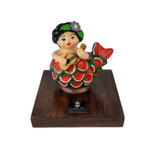 Cargar imagen en el visor de la galería, Reconocimiento con artesanía mexicana. Sirena con escamas de sandía en trofeo con base de madera y placa metálica personalizada
