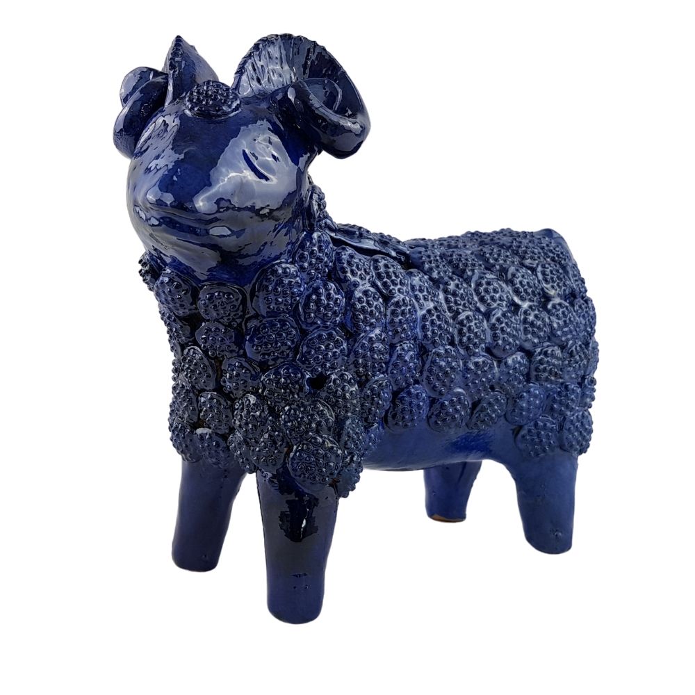 Alcancía en forma borreguito elaborada a mano con la técnica de barro vidriado