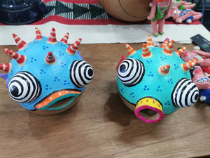 Alcancía de pez globo, elaborado en barro policromado frío
