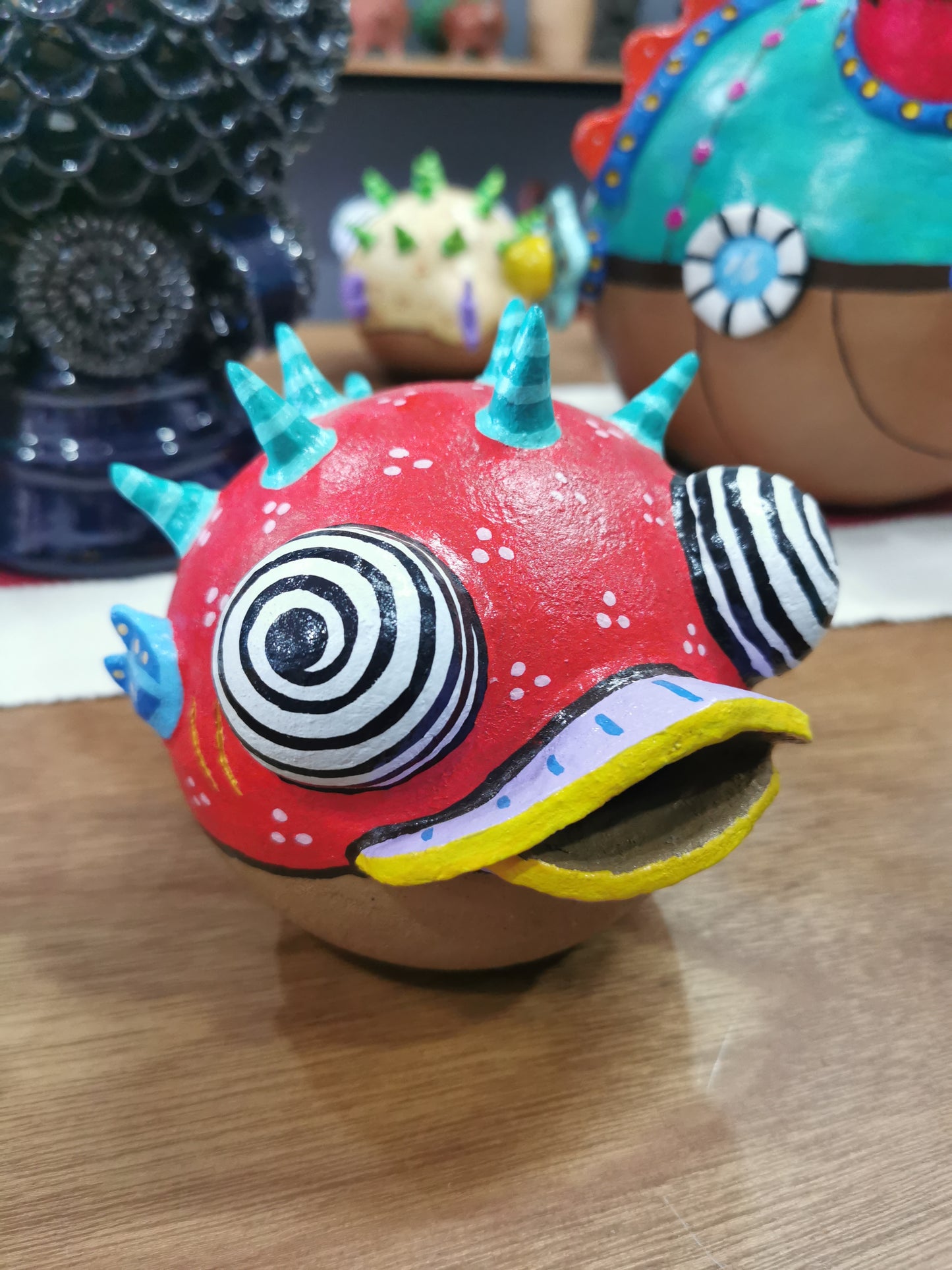 Alcancía de pez globo, elaborado en barro policromado frío