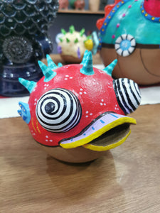 Alcancía de pez globo, elaborado en barro policromado frío