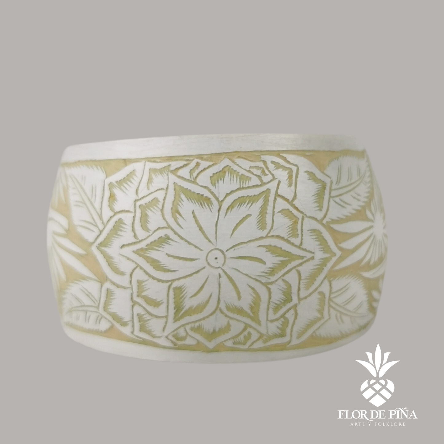 Brazalete elaborado con jícara de árbol calada a mano con aves y flores