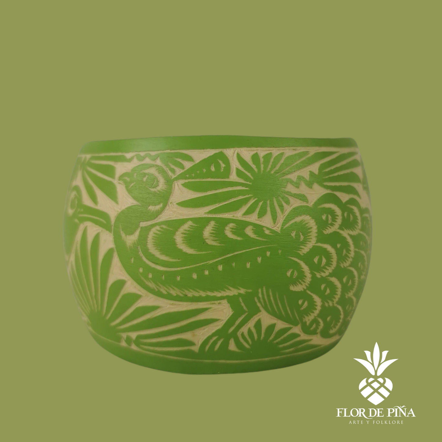 Brazalete elaborado con jícara de árbol calada a mano con aves y flores