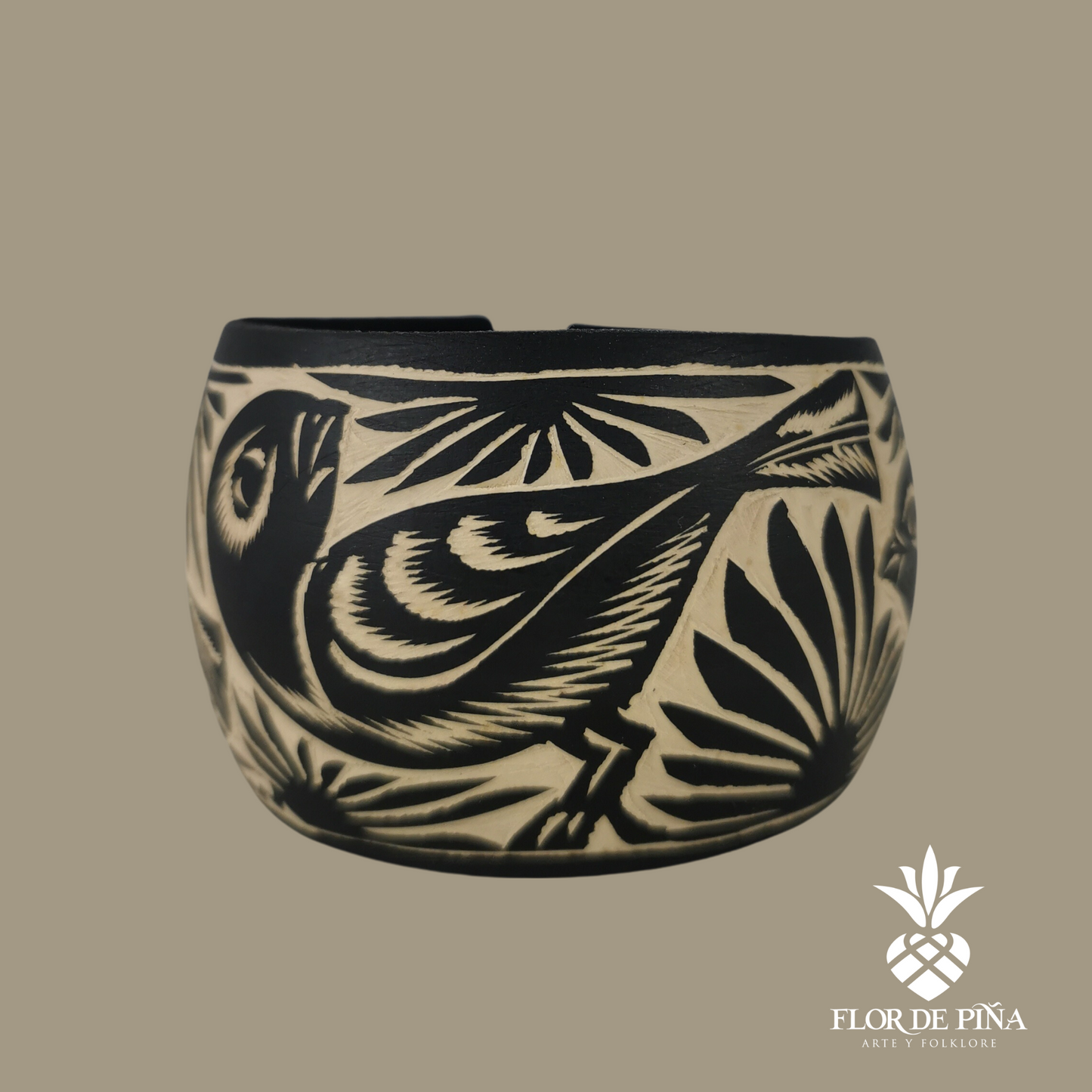 Brazalete elaborado con jícara de árbol calada a mano con aves y flores