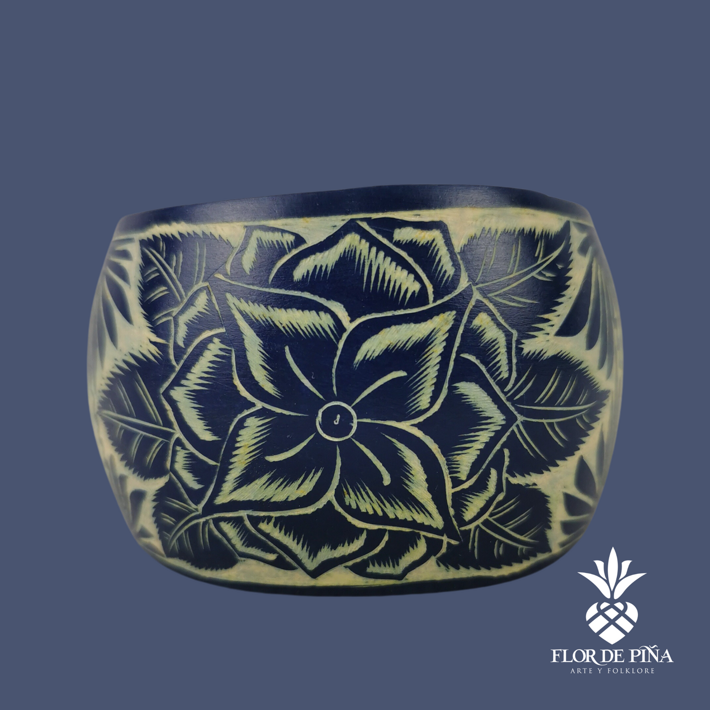 Brazalete elaborado con jícara de árbol calada a mano con aves y flores