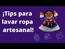 Cargar y reproducir el video en el visor de la galería, Huanengo Cocucho, blusa purépecha bordada en punto de cruz con grecas y flores.
