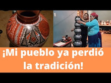 Cargar y reproducir el video en el visor de la galería, Florero alargado chico de barro bruñido decorado con flores y pájaros
