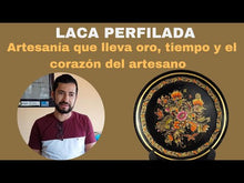 Cargar y reproducir el video en el visor de la galería, Anillo ajustable de piedra y tumbaga con forma de animalito decorado con laca perfilada
