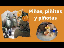 Cargar y reproducir el video en el visor de la galería, Piña bombonera decorada con la técnica de barro vidriado

