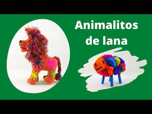 Cargar y reproducir el video en el visor de la galería, Animalito de lana, peluche gallo artesanal bordado a mano
