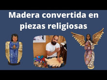 Cargar y reproducir el video en el visor de la galería, Ángel orando, tallada en madera y decorado con alas doradas
